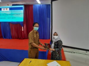 Penyerahan cendera mata dari Direktur Politala kepada Kepala SMKN 1 Bati-bati setelah penandatanganan MoU pada 22 Maret 2021 di Aula TI Politala, Pelaihari