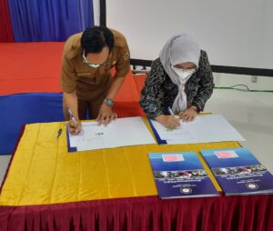Penandatanganan MoU antara Kepala SMK Negeri 1 Bati-bati dengan Direktur Politeknik Negeri Tanah Laut